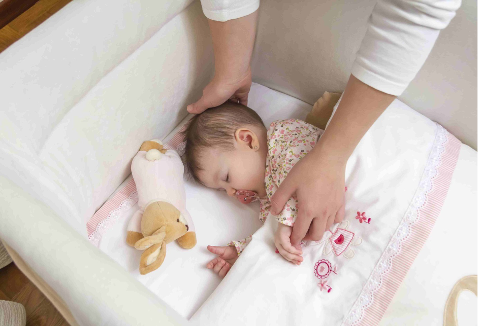 نکات ایمنی که در زمان خوابیدن نوزاد کنار والدین باید به آن توجه کنید