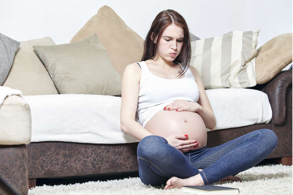 چه آزمایش‌هایی پزشک پس از زمین خوردن از زن باردار می‌گیرد؟