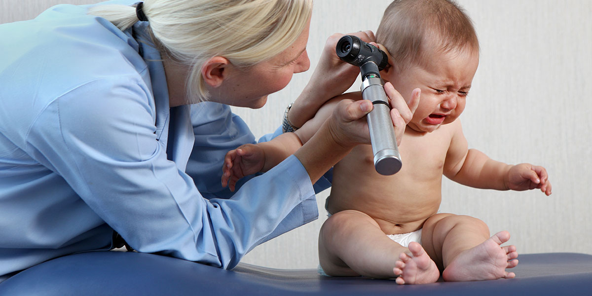چگونه می‌توانم تشخیص دهم که نوزادم درد گوش دارد؟