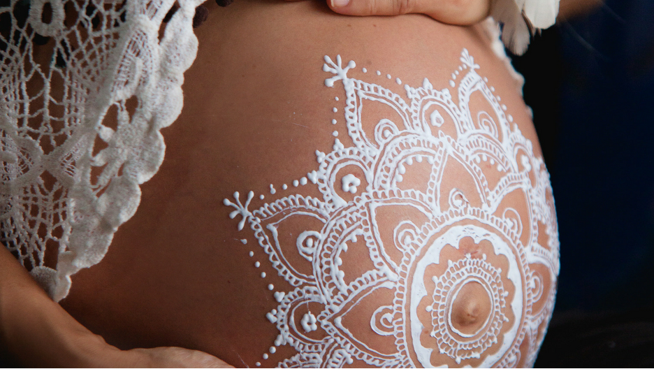 خطرات طراحی با حنا در بارداری