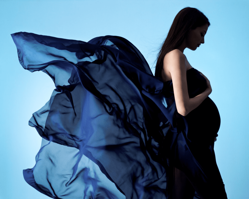 ایده‌های لباس در عکاسی ماهگرد بارداری در آتلیه