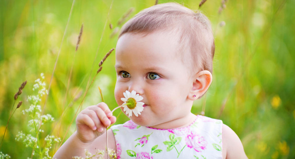کودک را تشویق کنید تا طبیعت را بو کند