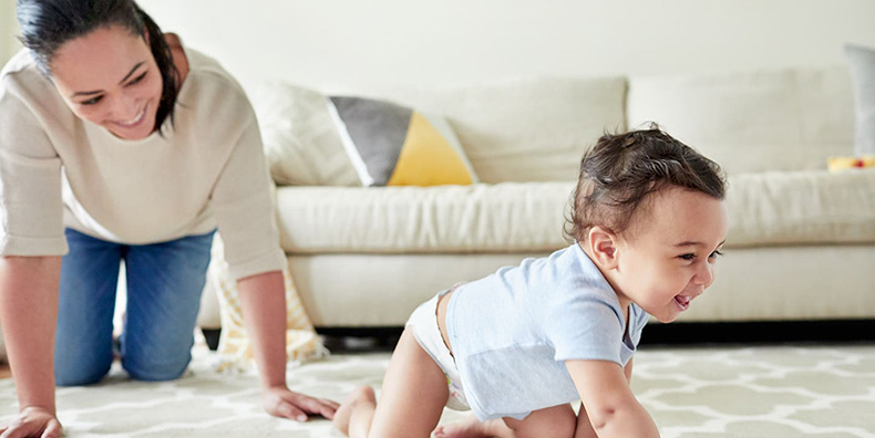 تمرینات عالی برای رشد نوزاد: غلتیدن، نشستن، خزیدن
