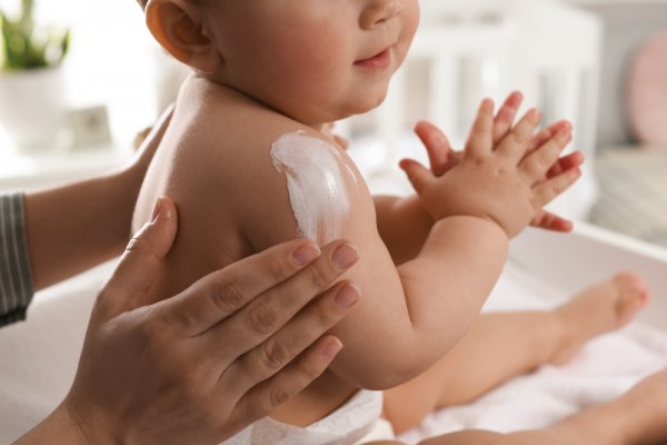 محلول مناسب برای مراقبت از پوست خشک نوزاد
