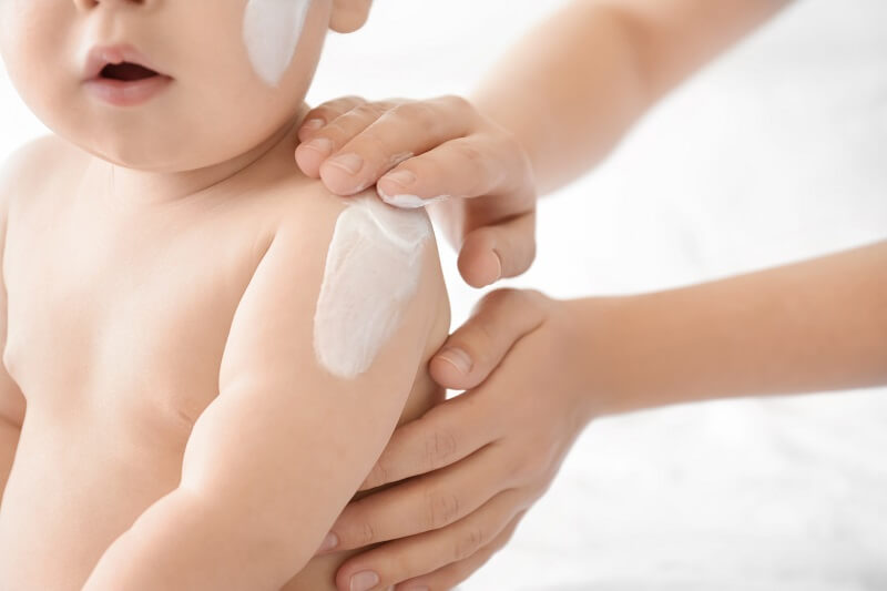دلایل خشک شدن پوست نوزاد و مرطوب کردن پوست کودک با مرطوب کننده‌های خانگی
