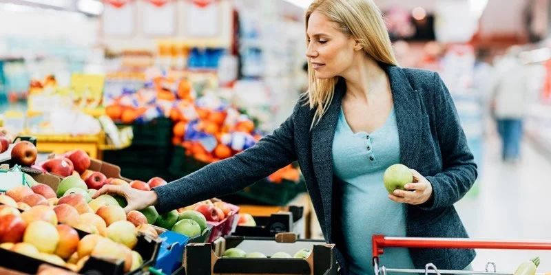 7 جایگزین مواد غذایی سم زدایی که باید در دوران بارداری به آن‌ها توجه کنید