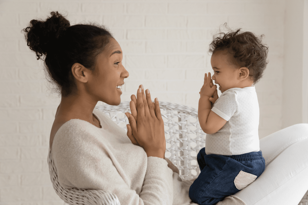 چه زمانی نوزادان شروع به دست زدن، تکان دادن و اشاره کردن می‌کنند؟